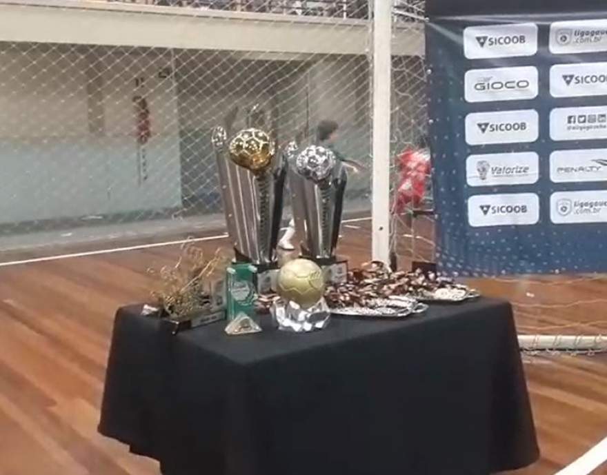 Taças e prêmios individuais foram entregues ao final da partida - Crédito: Marrone Esportes