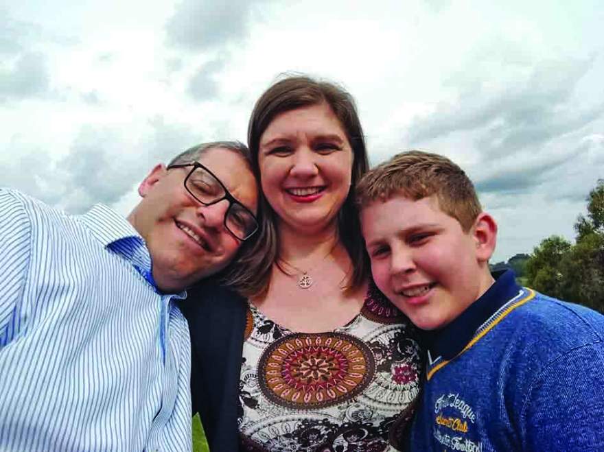 Lásio ao lado da esposa Andréa e do filho Lucas: testemunho de fé