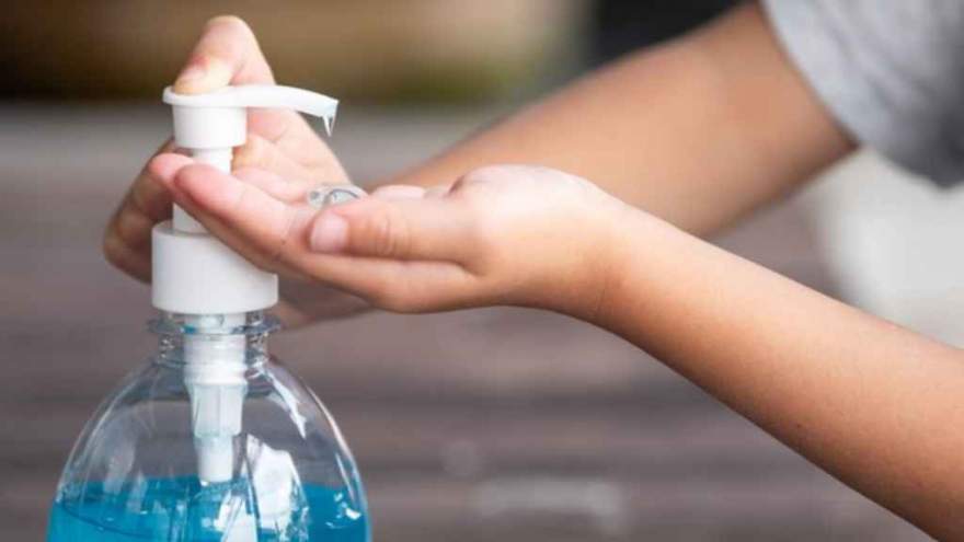 Desinfetar as mãos com álcool gel é uma das recomendações para a prevenção