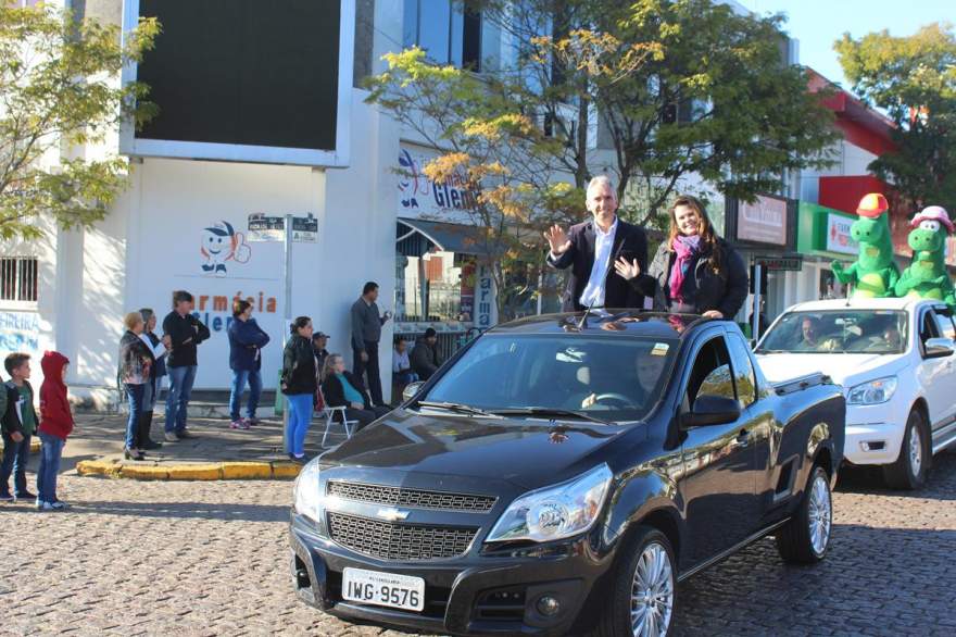 Prefeito Paulo Butzge e a primeira-dama Gabriela abriram o desfile