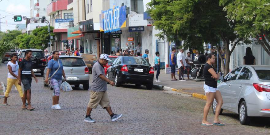 Depois de abrir na quarta, comércio local terá que seguir fechado. Movimentação de pessoas gerou preocupação