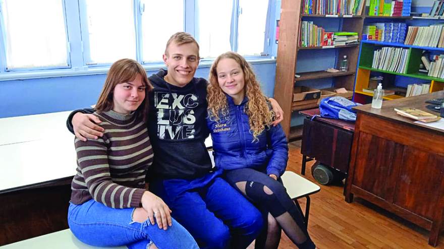 Stephanny, Kaike e Kiara: edição e bancada do telejornal escolar