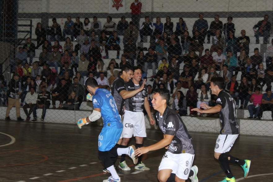 Com bom aproveitamento dos contra-ataques, Nadas Branco comemora mais um gol