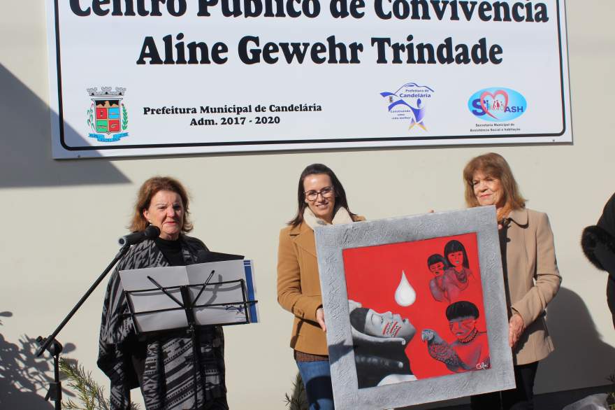 Artista Plástica Celoi Becker entrega quadro em homenagem a Aline Gewehr Trindade 