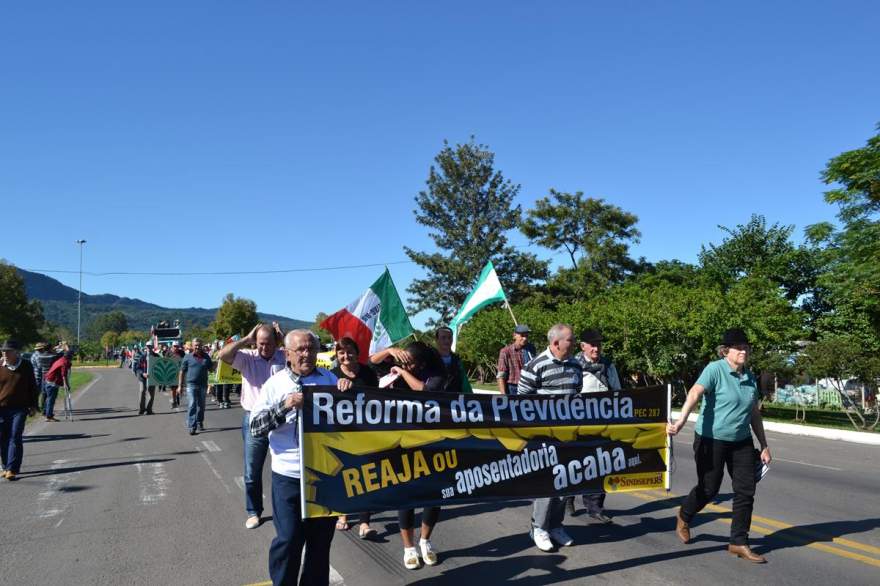 Protesto incluiu faixas carregadas pelos manifestantes