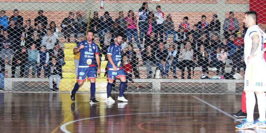 Júnior comemora o primeiro gol do Atlético