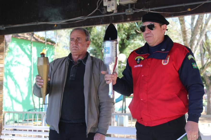 Vice-prefeito Nestor Ellwanger recebeu a chama da pátria entregue pela Liga da Defesa Nacional
