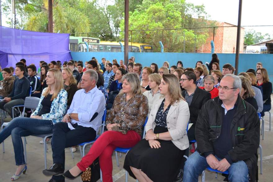 Assembleia de fundação da Cooperarte foi acompanhada na Picada Escura por lideranças do município e representantes do Sicredi 