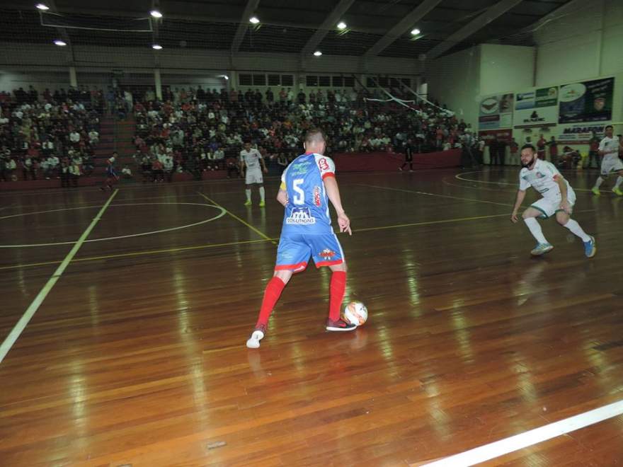 Piolho (camisa 5) marcou o segundo gol do Atlético no tempo normal