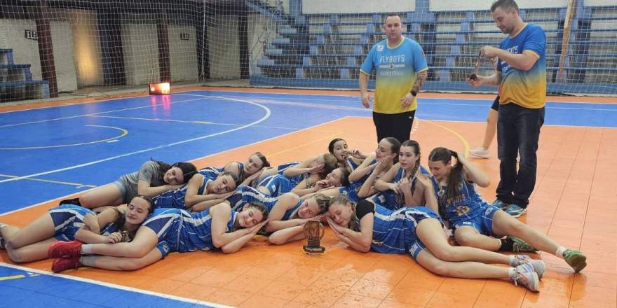 Equipe sub-15 celebrou o segundo título gaúcho consecutivo do Flyboys na categoria (Foto: Divulgação)