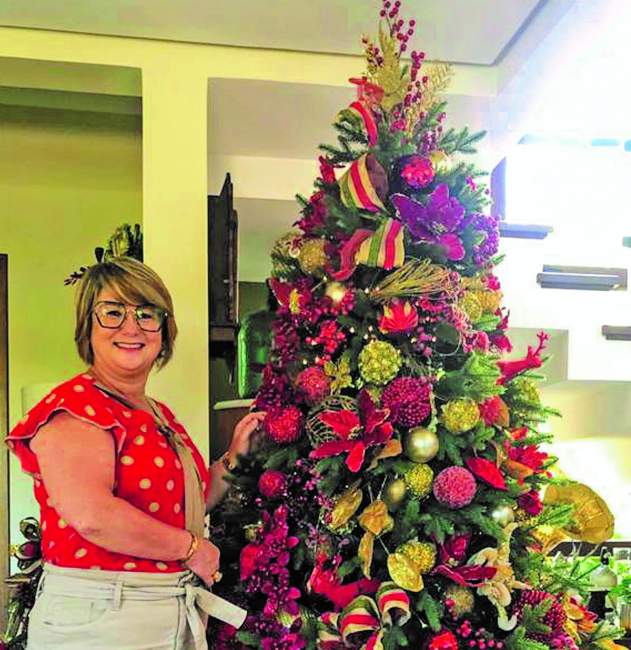 Maristela com uma de suas árvores de Natal: renovação