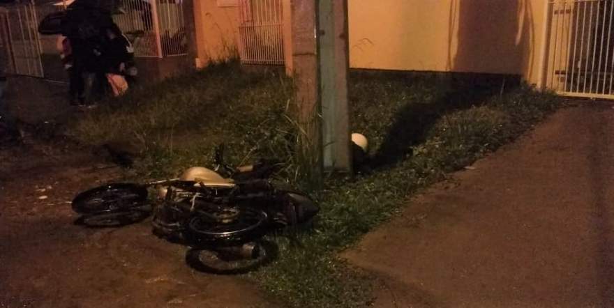 Na fuga, moto com os envolvidos no assalto colidiu contra um poste