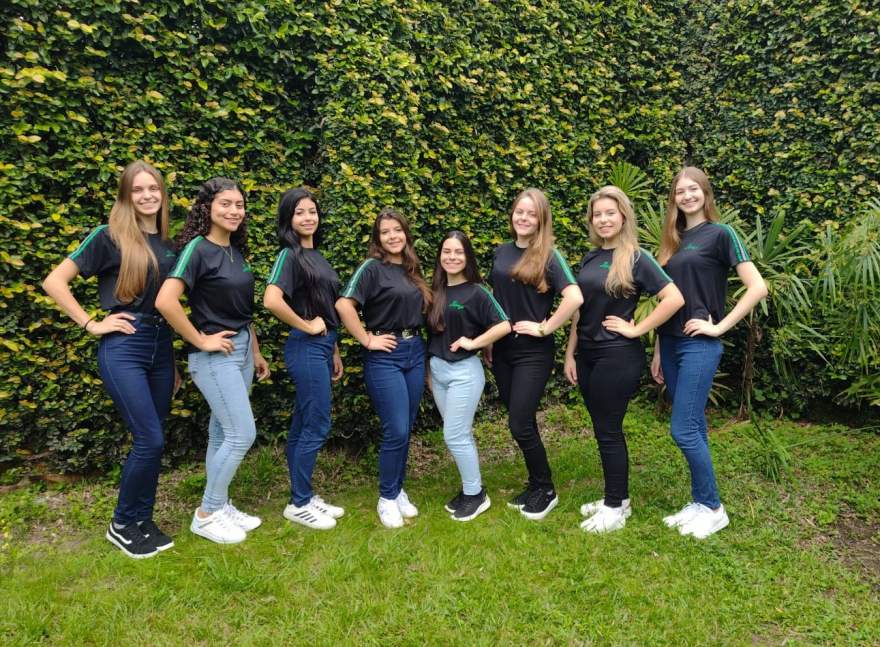 As 8 candidatas ao título de Rainha dos Estudantes da escola Lepage