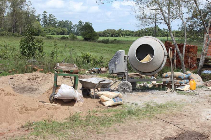 Rudi recebeu uma descarga elétrica da betoneira que operava (Foto: Diego Foppa • Folha) 