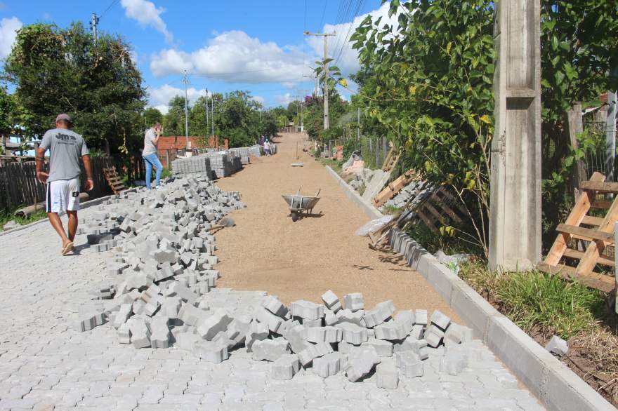 Pavimentação na Rua Vereador Adão Bopp Braga, conhecida como Vale Verde, está progredindo