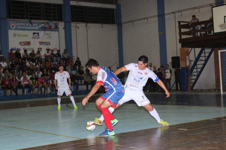 Disputa pela bola foi intensa durante toda a partida