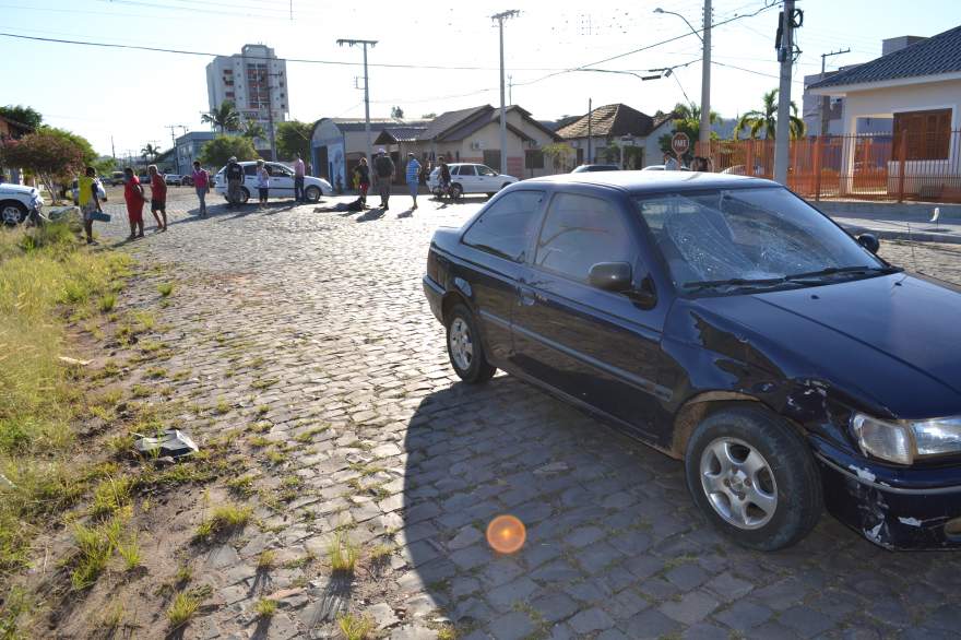 Lateral direita e para-brisa do automóvel ficaram danificados