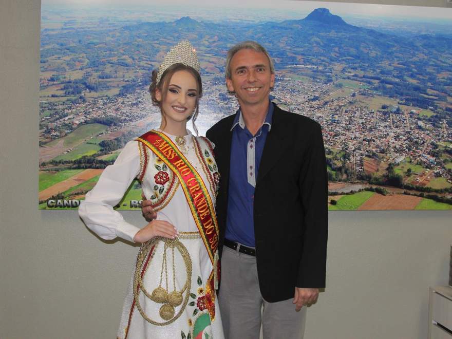 Emanuela e o prefeito Paulo Butzge 