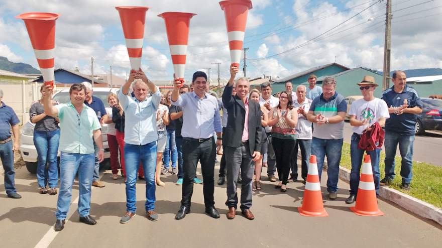 Com cones, autoridades inauguraram a pavimentação asfáltica da rua 15 de Novembro