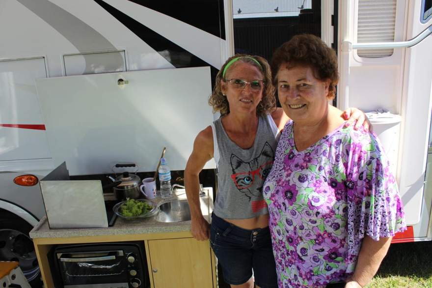 Solange Weber (esquerda) e sua amiga: “mensagem em busca da paz”