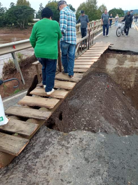 Ponte improvisada garante travessia sobre o Rio Pardo em Candelária