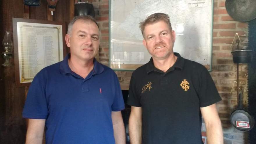 Marlon Wohlenberg da Silva, ao lado do vereador e presidente do MDB, Cristiano Becker