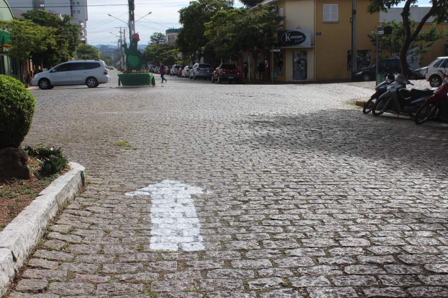 Percurso pelo centro da cidade está marcado com setas indicativas