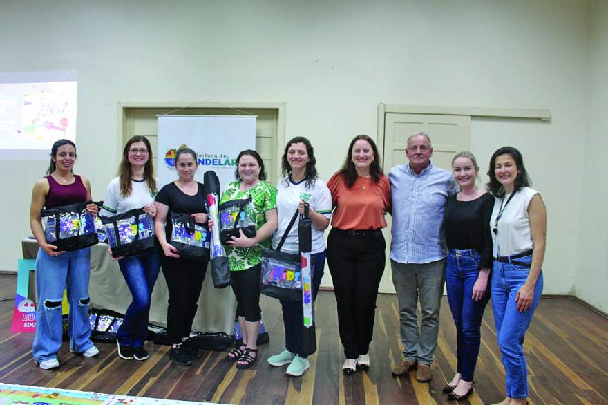 Equipe de Escola Adão Jaime Porto recebeu os kits junto aos representantes municipais e da consultora educacional, Fernanda Canabarro.