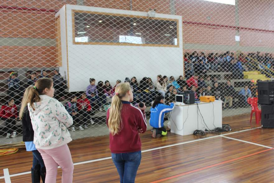 Alunos que integram as cooperativas escolares participaram de gincana comemorativa