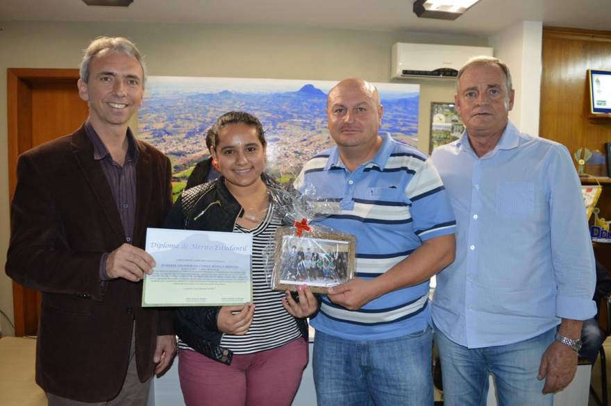 Secretária de Obras Públicas Roberta Eduarda da C. M. Moraes (Escola Christiano Graeff), ao lado do secretário Dilamar Braga e do prefeito e vice