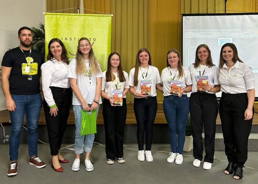 Jovens que participaram da publicação foram homenageadas durante evento do Instituto no final de 2023