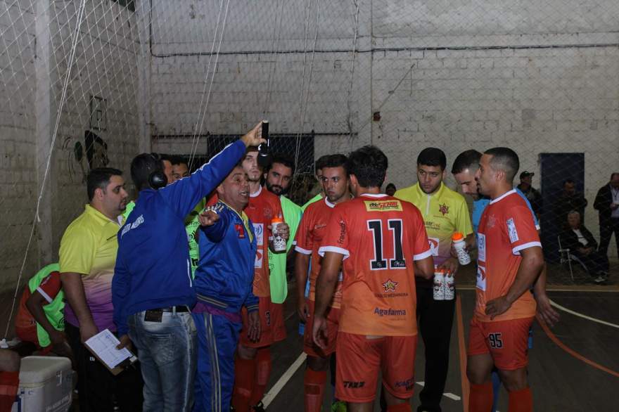 Técnico Jorginho conversa com seus atletas: expulsão no final