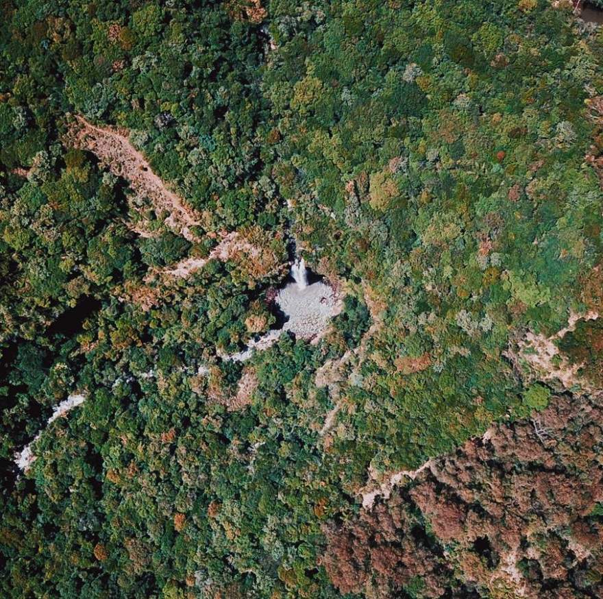 Imagen aérea da Cascata da Ferradura (Foto: Maurício Thomsen) 