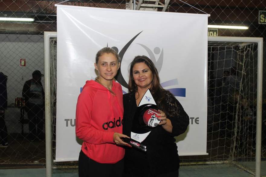 A premiação da goleadora do feminino para Franciele, do Maf Futsal
