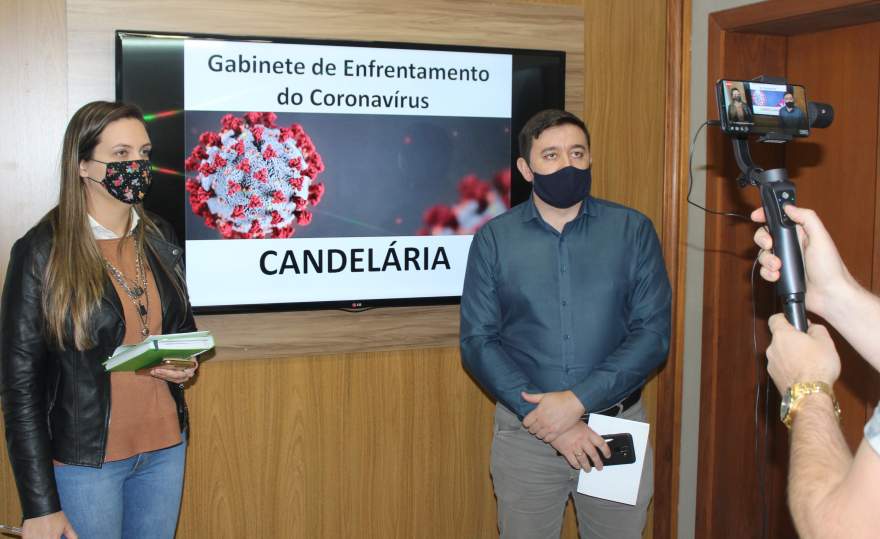 Coordenador Tavares e a secretária Grazieli atualizaram o boletim epidemiológico e explicaram a mudança para a bandeira amarela