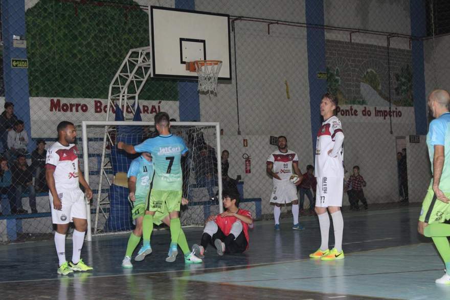 Jogadores do Inova festejam o gol da vitória, marcado por Guto