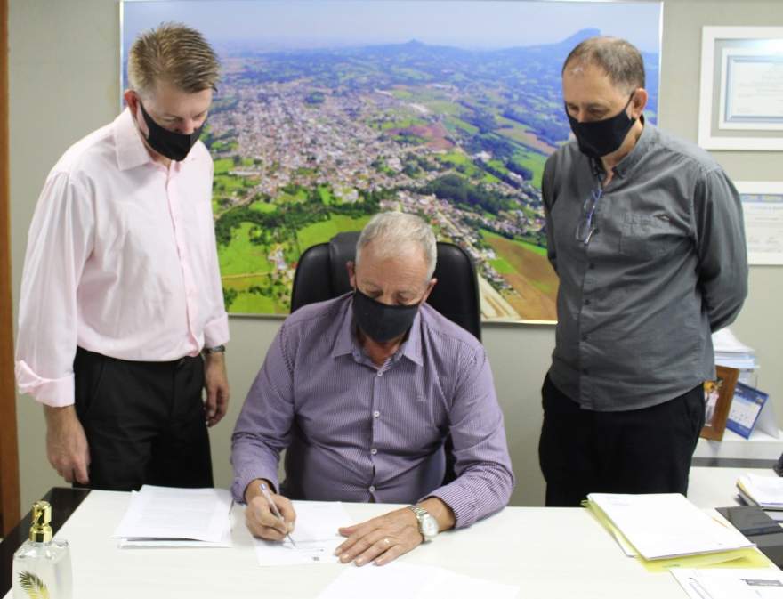 O prefeito Rim, o vice Cristiano Becker e o secretário Jorge Mallmann: solução para antigas carências