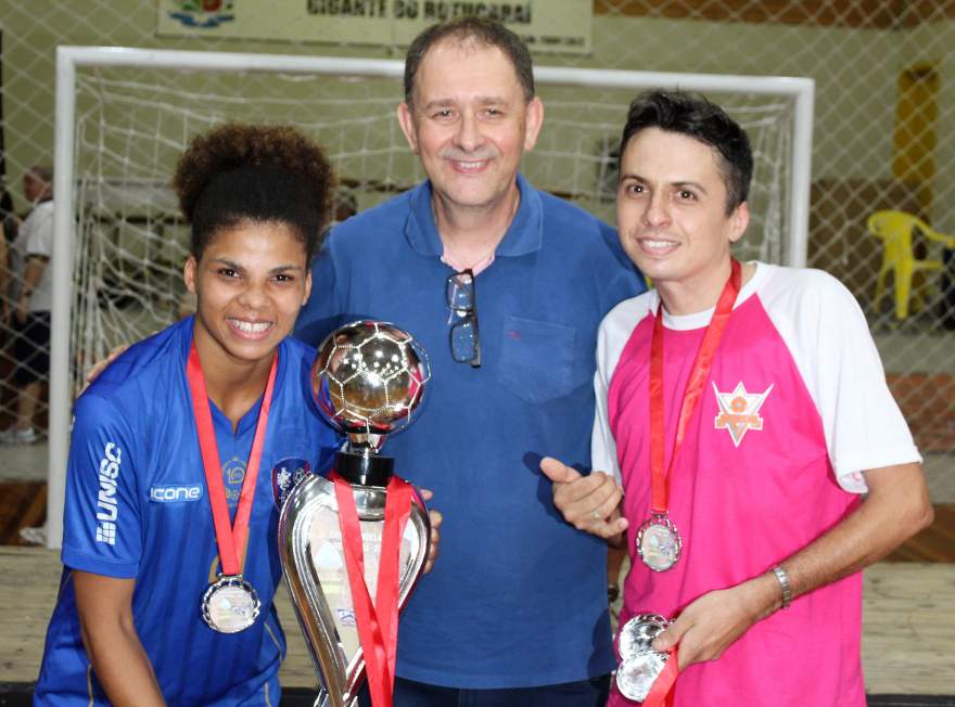 A entrega do troféu para o Maxxy/Verona como vice-campeão do feminino