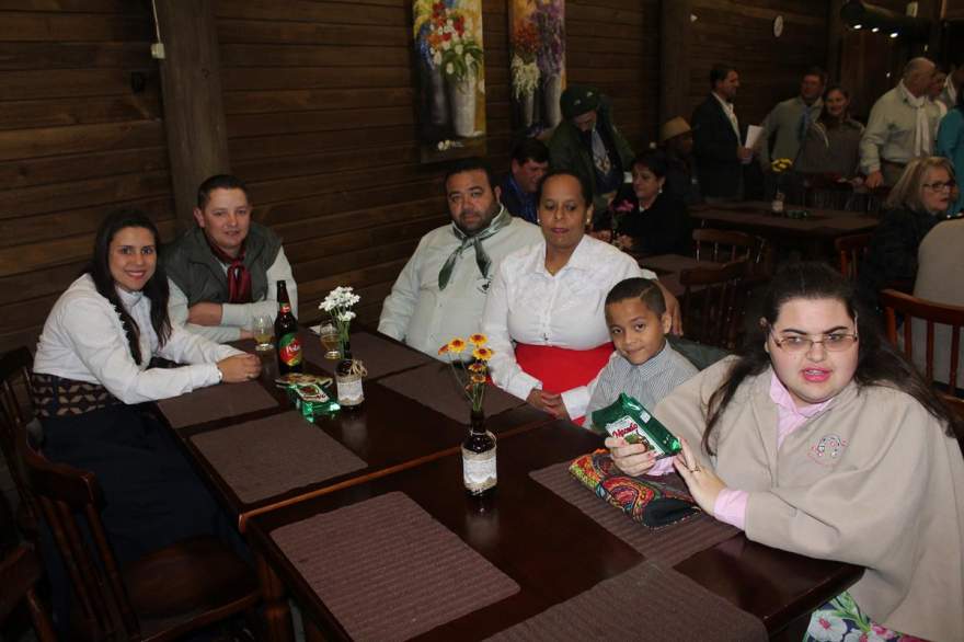 Carine e João Couto; Jeferson, Débora e Rafael Lima, Natiele da Silveira