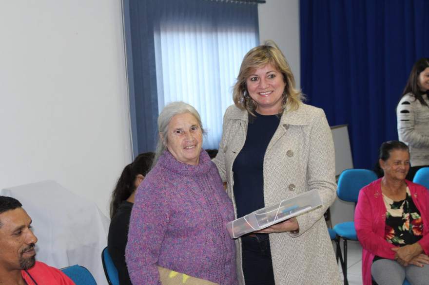 Secretaria Municipal de Educação, Esther Spengler entrega kit para Lira Pereira Nunes