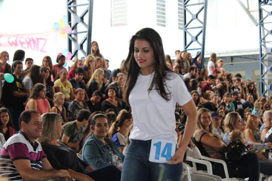 O desfile da candidata a rainha Maria Carolina, nº 14