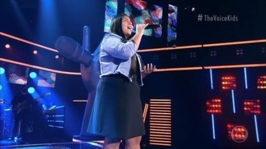 Luiza em sua apresentação no The Voice Kids