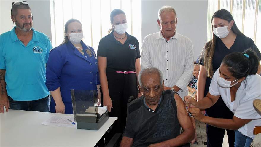 Seu Manoel, de 102 anos, recebe a vacina | Foto: Erni Bender / Ai Prefeitura
