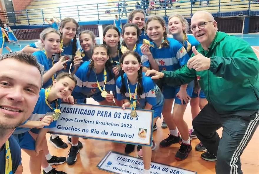 Treinador Ricardo Ellwanger (esquerda) celebra a classificação com as atletas