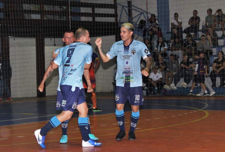 Jogadores do Ewaldo Prass comemoram um dos gols sobre o Maxxy