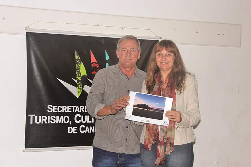 2º Lugar Solidão_ Camille Bertão representada pela mãe Viviane Lenz com o vice prefeito Nestor Ellwanger 