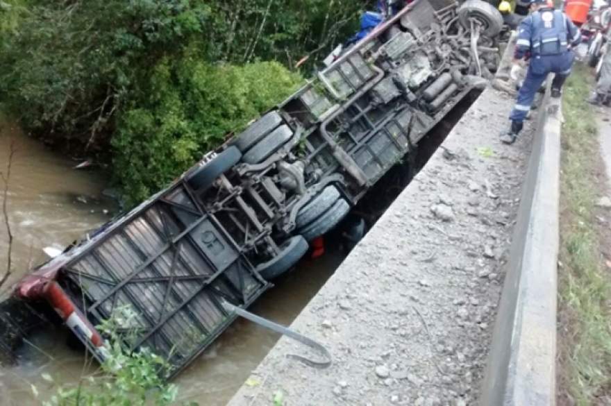 Ônibus caiu com o rodado para cima na ponte sobre o Arroio Grande