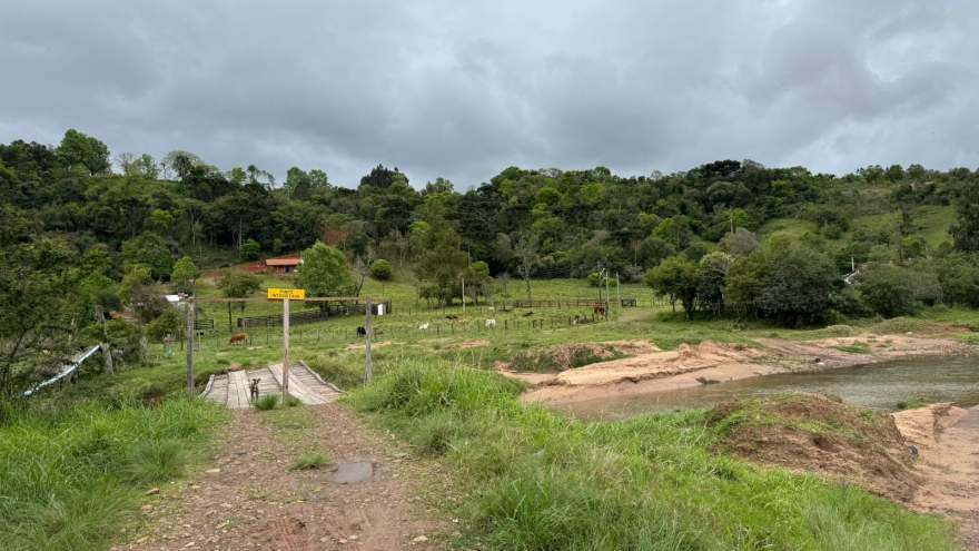 Ponte está interditada há mais de três meses e situação tem gerado revolta entre os moradores