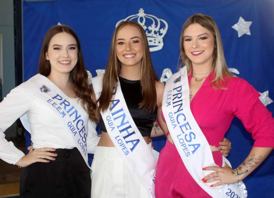 A corte de 2023, Princesas Bruna da Silva e Sthefany Garske, e a Rainha Glauci Jahnke.