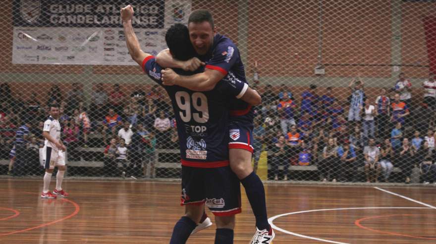 Estreante Davi e Giovane comemoram o gol de empate do Atlético no primeiro tempo